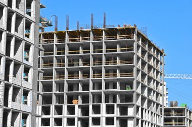 Yüksek binalı inşaat inşaat iskelesi ile çalışıyor