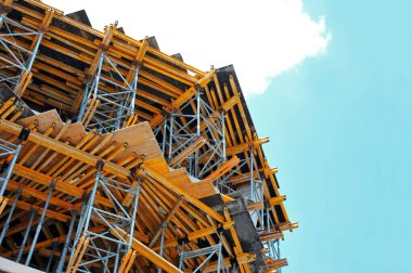 Yüksek binalı inşaat inşaat iskelesi ile çalışıyor