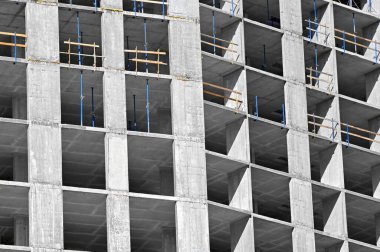 İnşaat inşaatı beton ve tuğladan yapılıyor.