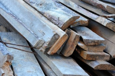 İnşaat alanında istiflenmiş eski ahşap kiriş.