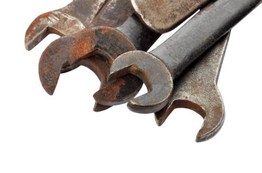 Paslı İngiliz anahtarı yığını, beyaz arka planda izole edilmiş.