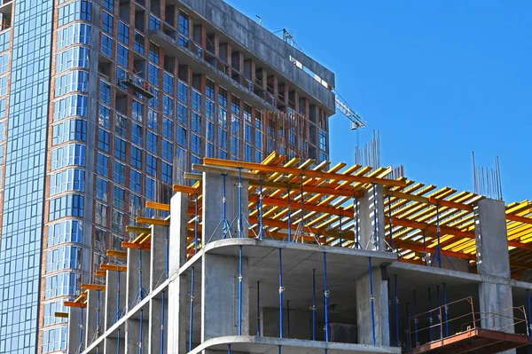 Construção Arranha Céus Com Andaimes — Fotografia de Stock