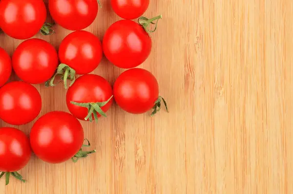 Tomate Cereja Fresco Fundo Madeira Bambu — Fotografia de Stock