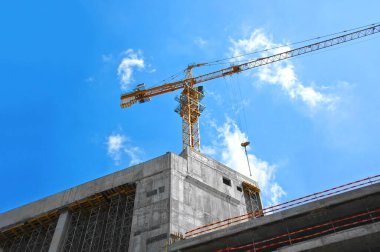 Turna ve bina mavi gökyüzüne karşı yapım aşamasında