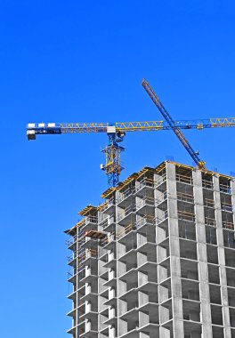 Turna ve bina mavi gökyüzüne karşı yapım aşamasında