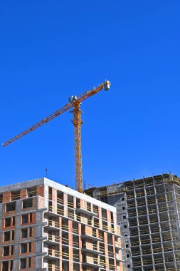 Turna ve bina mavi gökyüzüne karşı yapım aşamasında