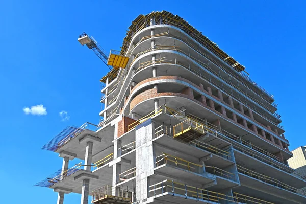 Gru Edificio Costruzione Contro Cielo Blu — Foto Stock