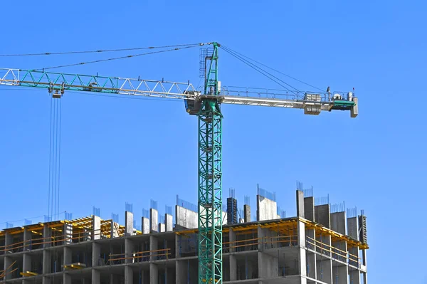 Kran Und Gebäude Bau Vor Blauem Himmel — Stockfoto