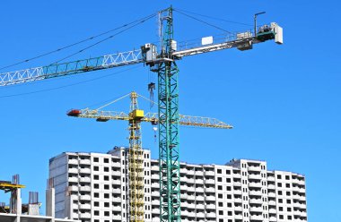 Turna ve bina mavi gökyüzüne karşı yapım aşamasında