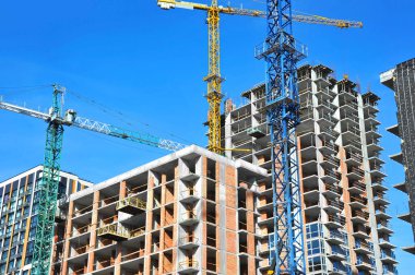 Turna ve bina mavi gökyüzüne karşı yapım aşamasında