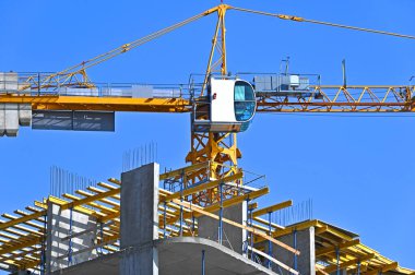 Turna ve bina mavi gökyüzüne karşı yapım aşamasında