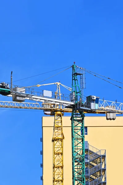 Gru Edificio Costruzione Contro Cielo Blu — Foto Stock