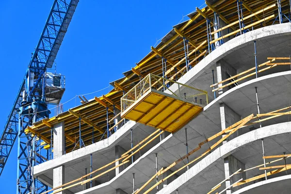 Gru Edificio Costruzione Contro Cielo Blu — Foto Stock