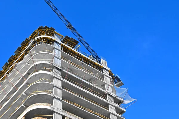 Kran Und Gebäude Bau Vor Blauem Himmel — Stockfoto