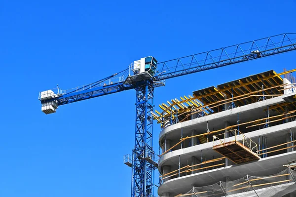 Kran Und Gebäude Bau Vor Blauem Himmel — Stockfoto