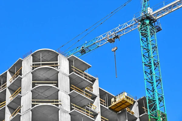 Kran Und Gebäude Bau Vor Blauem Himmel — Stockfoto