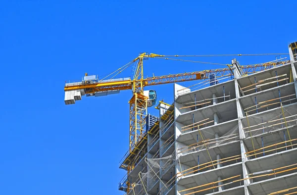 Gru Edificio Costruzione Contro Cielo Blu — Foto Stock