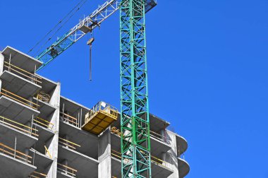 Turna ve bina mavi gökyüzüne karşı yapım aşamasında