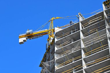 Turna ve bina mavi gökyüzüne karşı yapım aşamasında