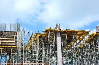 Yüksek binalı inşaat inşaat iskelesi ile çalışıyor