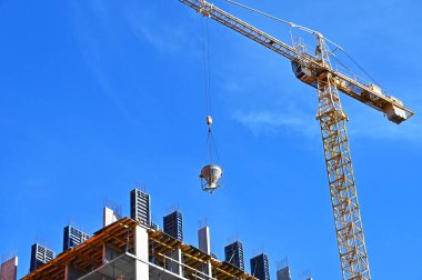 İnşaat alanında vinç kaldırma beton karıştırıcı konteynırı