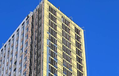 Yüksek binalı inşaat inşaat iskelesi ile çalışıyor