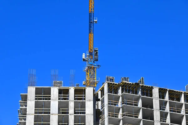 Kran Und Gebäude Bau Vor Blauem Himmel — Stockfoto