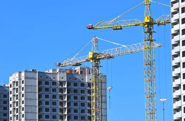 Kran Och Byggnad Konstruktion Mot Blå Himmel — Stockfoto