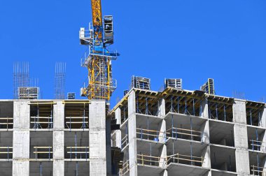 Turna ve bina mavi gökyüzüne karşı yapım aşamasında