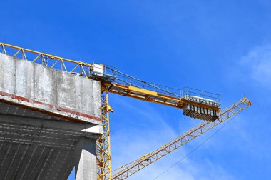 Turna ve bina mavi gökyüzüne karşı yapım aşamasında