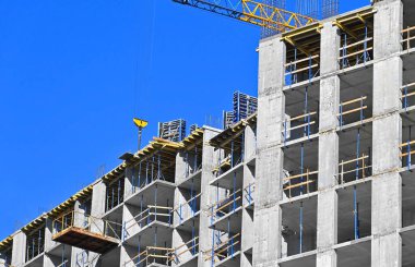 Turna ve bina mavi gökyüzüne karşı yapım aşamasında