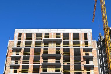 Turna ve bina mavi gökyüzüne karşı yapım aşamasında