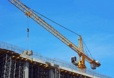 Turna ve bina mavi gökyüzüne karşı yapım aşamasında