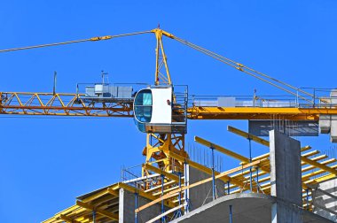 Turna ve bina mavi gökyüzüne karşı yapım aşamasında