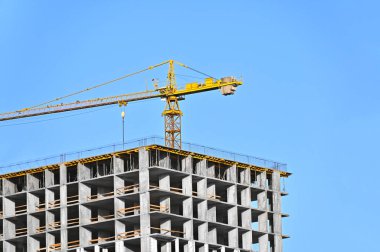 Turna ve bina mavi gökyüzüne karşı yapım aşamasında