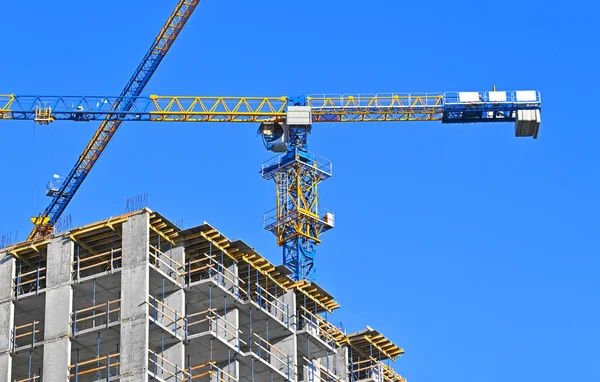 Kran Och Byggnad Konstruktion Mot Blå Himmel — Stockfoto