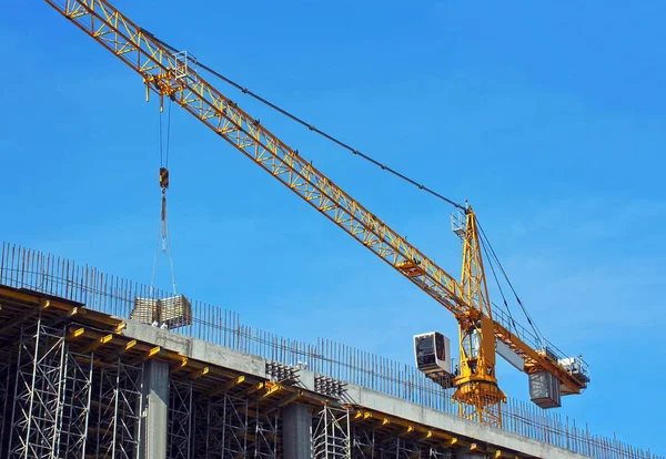 Grúa Construcción Construcción Contra Cielo Azul —  Fotos de Stock