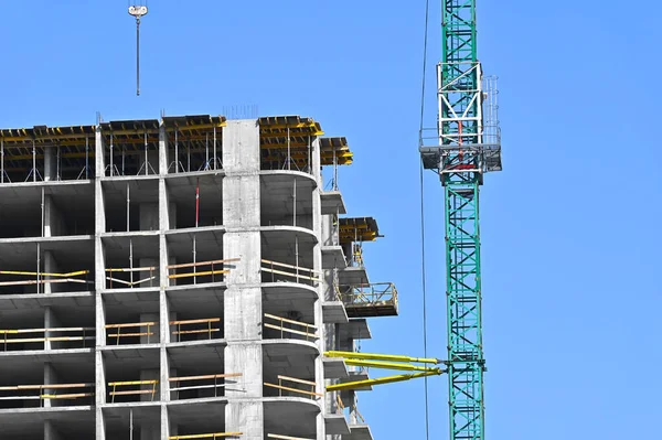 Kraanvogel Gebouw Aanbouw Tegen Blauwe Lucht — Stockfoto