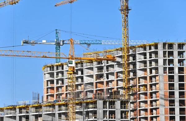 Kran Und Gebäude Bau Vor Blauem Himmel — Stockfoto