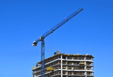 Turna ve bina mavi gökyüzüne karşı yapım aşamasında