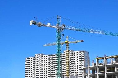 Turna ve bina mavi gökyüzüne karşı yapım aşamasında