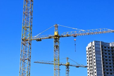 Turna ve bina mavi gökyüzüne karşı yapım aşamasında