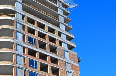 Yüksek binalı inşaat inşaat iskelesi ile çalışıyor