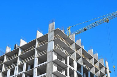 Turna ve bina mavi gökyüzüne karşı yapım aşamasında