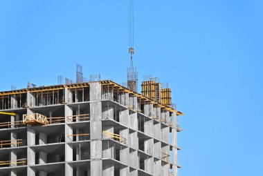 Turna ve bina mavi gökyüzüne karşı yapım aşamasında