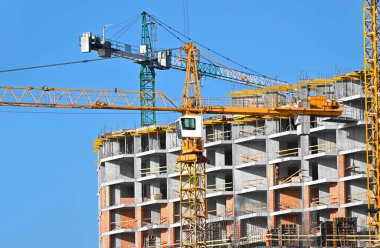 Turna ve bina mavi gökyüzüne karşı yapım aşamasında