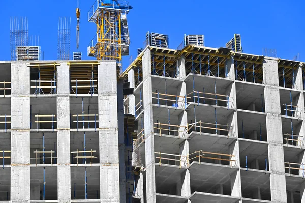 Guindaste Construção Construção Contra Céu Azul — Fotografia de Stock