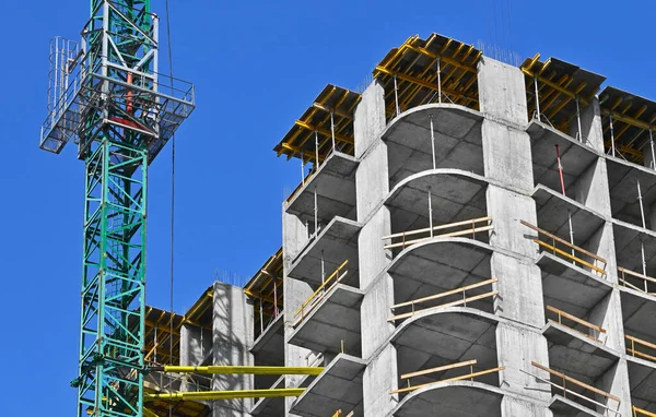 Kran Und Gebäude Bau Vor Blauem Himmel — Stockfoto