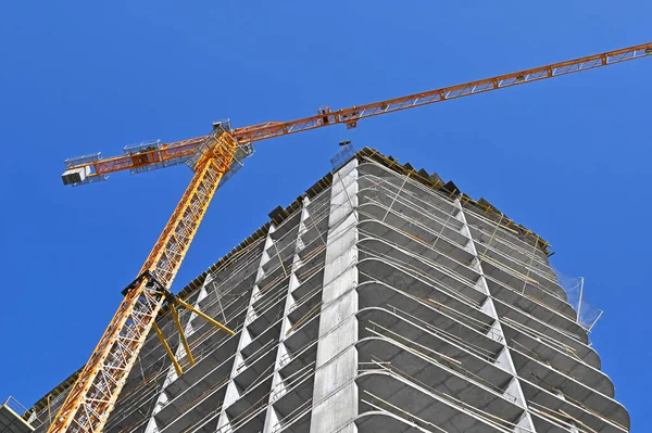 青空に対する建設中のクレーン及び建物 — ストック写真
