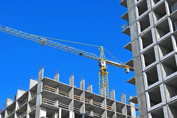 Kran Und Gebäude Bau Vor Blauem Himmel — Stockfoto